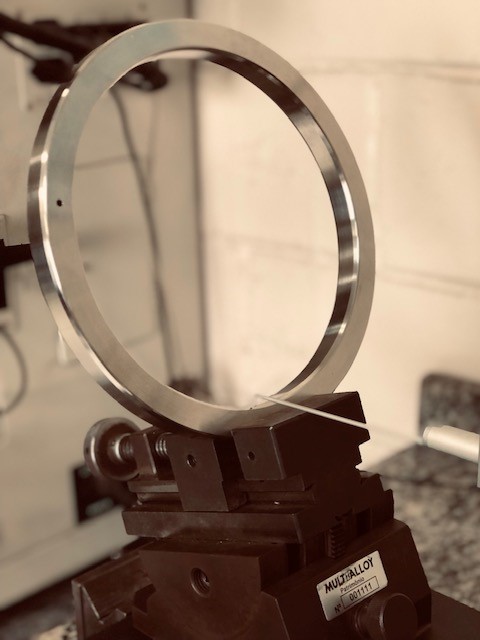 Perfilometro Controle de Qualidade Multialloy. O perfilômetro é utilizado para a medição de perfil, o que o diferencia principalmente da máquina tridimensional.