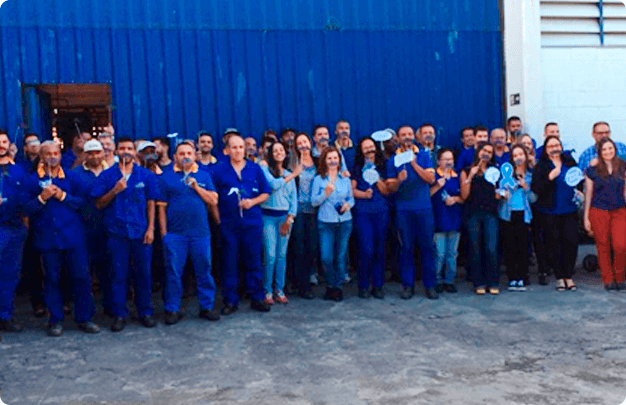 Imagem com os colaboradores da Empresa Multialloy Metais e Ligas Especiais