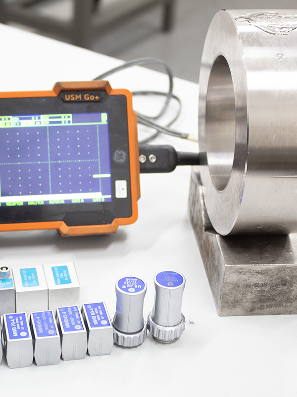Ultrassom Controle de Qualidade Multialloy, O ensaio por ultrassom é um método não destrutivo que detecta defeitos ou descontinuidades internas em diversos tipos e formas de materiais ferrosos e não ferrosos.