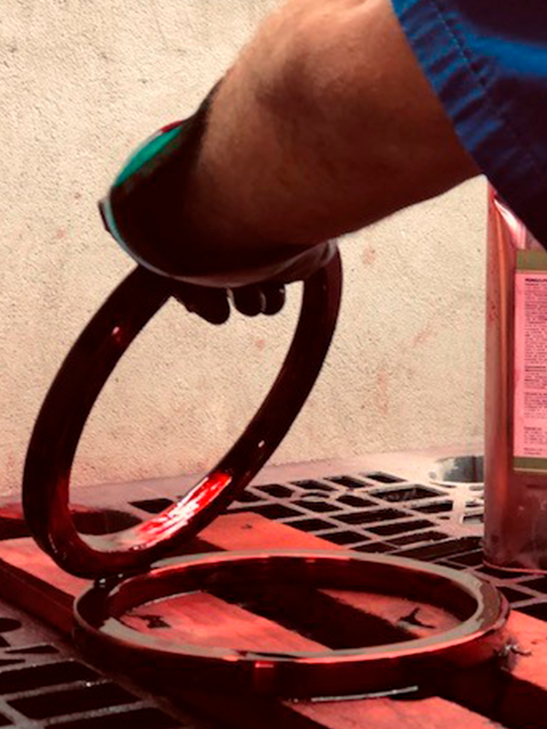 Liquido Penetrante Controle de Qualidade Multialloy, para detectar defeitos abertos na superfície.