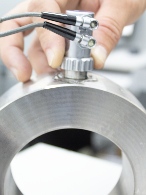 Ultrassom Controle de Qualidade Multialloy, O ensaio por ultrassom é um método não destrutivo que detecta defeitos ou descontinuidades internas em diversos tipos e formas de materiais ferrosos e não ferrosos.