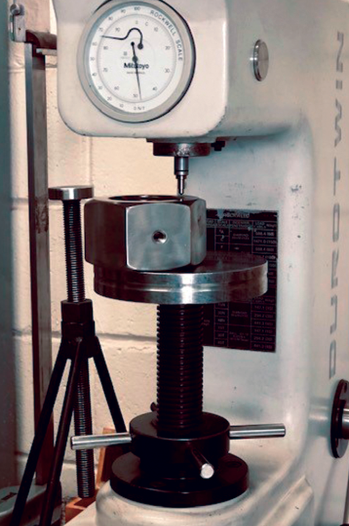Durometro Controle de Qualidade Multialloy. A dureza é uma medida da resistência de um material à deformação plástica permanente.