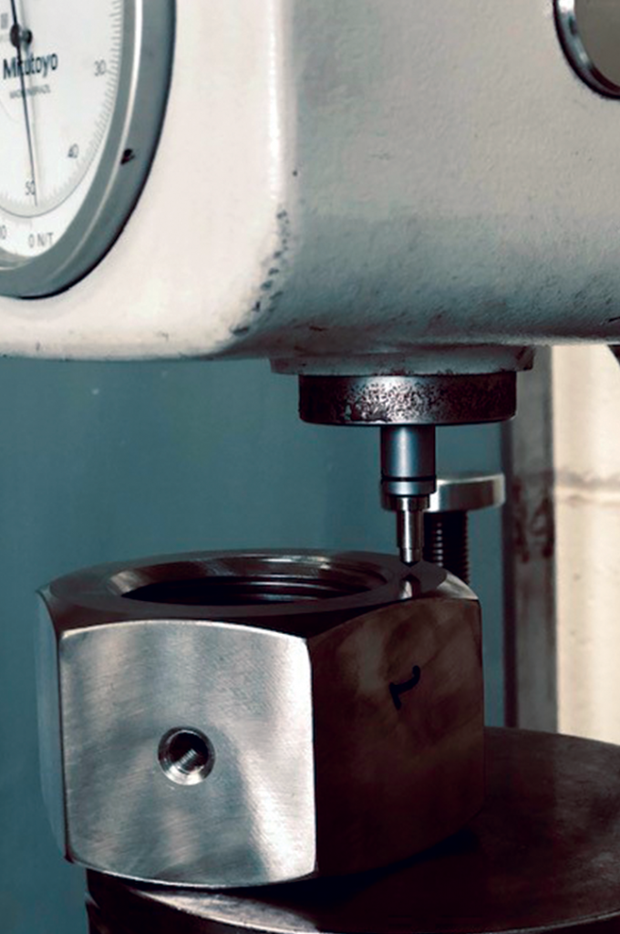 Durometro Controle de Qualidade Multialloy. A dureza é uma medida da resistência de um material à deformação plástica permanente