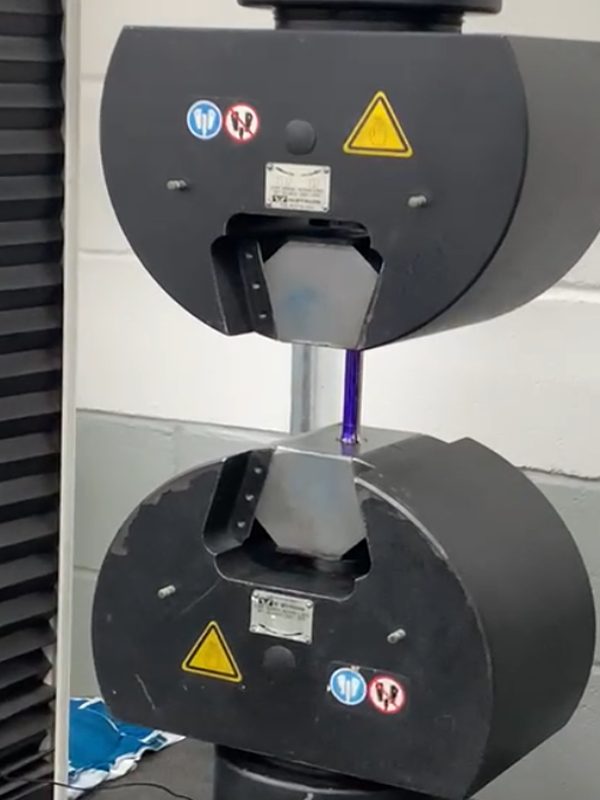 Ensaio de Tração, Controle de Qualidade Multialloy. A curva tensão-deformação descreve graficamente como um material se deforma sob uma carga de tração uniaxial.