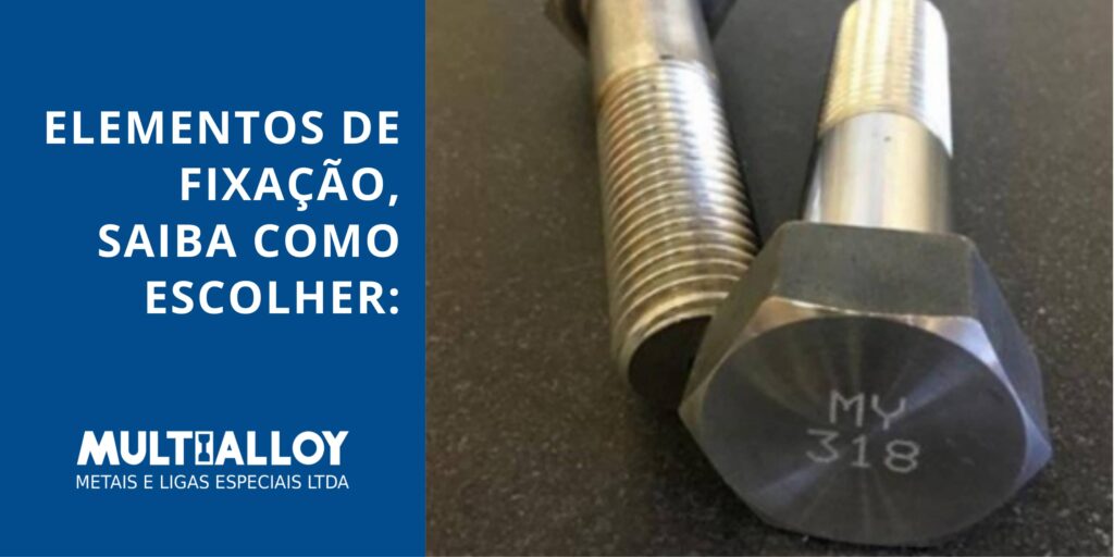 Foto em close-up de dois parafusos industriais de alta resistência sobre uma superfície escura. O parafuso em primeiro plano exibe a cabeça sextavada com a gravação técnica "MY 318", indicando rastreabilidade e especificação da liga. À esquerda, um painel azul contém o logotipo da Multialloy e a chamada: "Elementos de Fixação, Saiba como Escolher:
